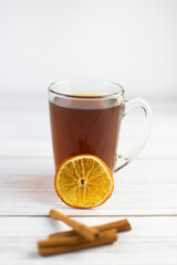 Herbata czarna z suszonymi owocami  i dokoracją na jasnym tle