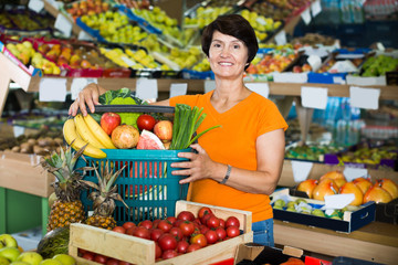 Obraz premium Adult woman is demonstraiting basket