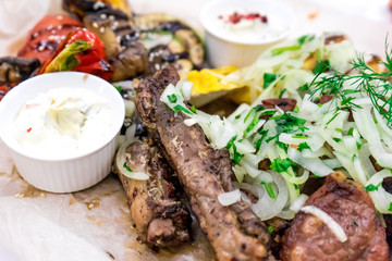 Large dishes with a variety of products cooked on the grill.