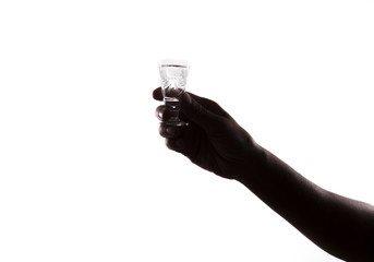 Männliche Hand mit Glas Wodka
