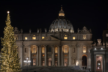 Fototapeta na wymiar Papal Basilica of Saint Peter in Vatican at Christmas (Cathedral of Saint Peter) in Rome, Italy.