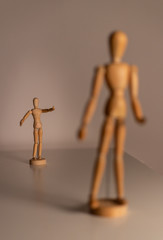 Manichini di legno su un tavolo