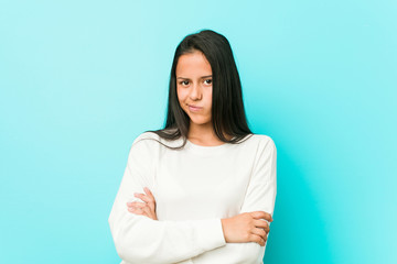 Fototapeta premium Young pretty hispanic woman frowning face in displeasure, keeps arms folded.