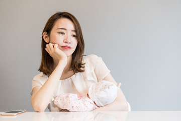 育児する女性