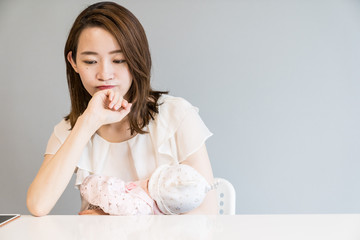 育児する女性