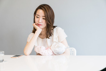 育児する女性