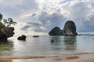 Naklejka premium Una pareja en la playa idílica desierta de Ko Rang Nok island en Phra Nang Beach Cave, Railay, Krabi, Thailand, Southeast Asia, Asia