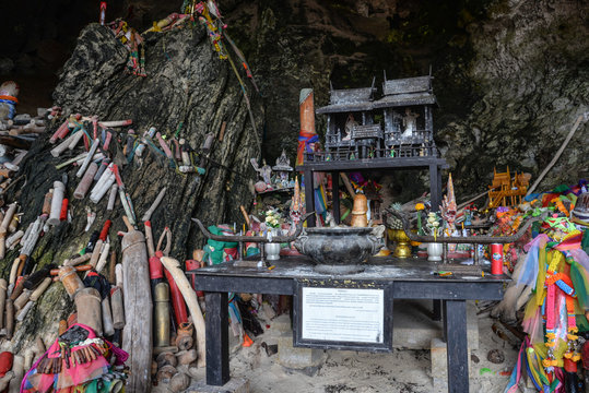 Cueva de Phra Nang , cueva de la princesa, popular por la enorme cantidad de tallas fálicas depositadas en honor a una diosa de la fertilidad.: Railay Beach,. Provincia de Krabi, Tailandia