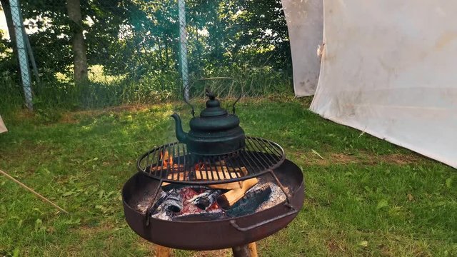 Mittelalter Kochstelle, ein Schwenkgrill auf dem Wasser zum kochen gebracht wird