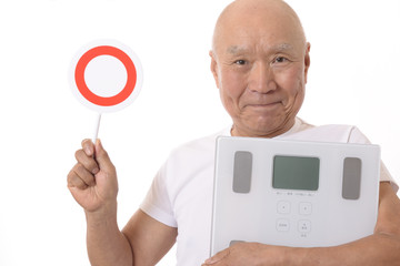 体重計とシニアと丸バツ印