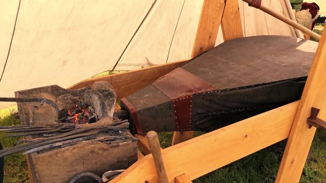 Ein Schmied stellt Waffen auf einem Mittelalter Spektakel her