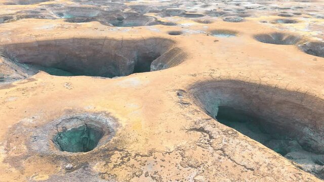 Der Vulkankrater Stefanos im Lakki-Tal von der Insel Nisyros, einer der gr&ouml;&szlig;ten aktiven Schwefel Vulkane der Welt