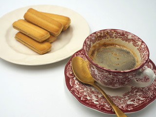 Taza de café con plato con galletas. Merienda.