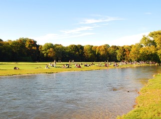 D&iacute;a soleado en el Jard&iacute;n Ingl&eacute;s (M&uacute;nich)