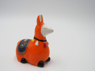 Llama en cerámica de color naranja