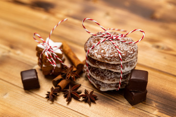 Lebkuchen sind ein traditionelles Gebäck zur Weihnachtszeit. Hier sind sie auf einem dekorativen...