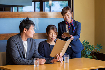 レストランで注文を聞くウェイトレス