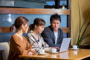 レストランで打ち合わせする仲間