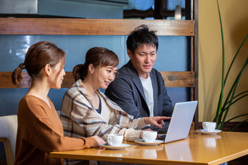 レストランで打ち合わせする仲間