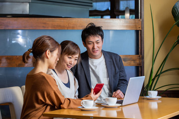 レストランで打ち合わせする仲間