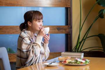 レストランで食事する女性