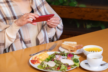 レストランで食事する女性