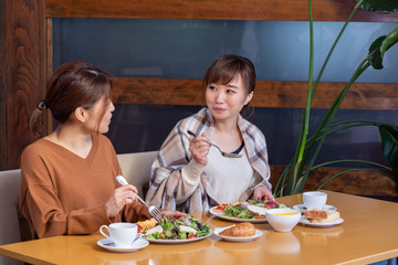 レストランで食事する女性