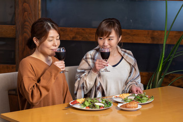 レストランで食事する女性