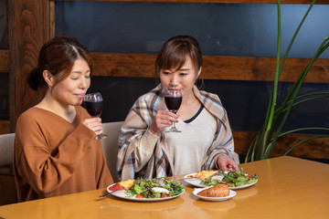 レストランで食事する女性