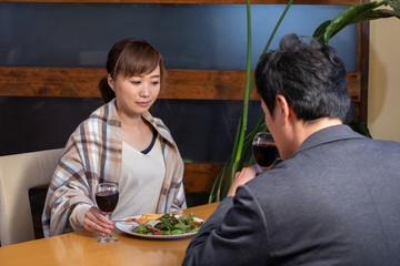 レストランで食事する男女