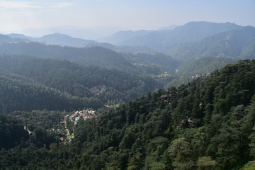 インドのヒマラヤ山岳地帯　シムラーの街並み　美しい山と青空