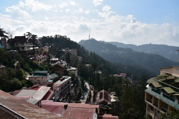 Fototapeta na wymiar インドのヒマラヤ山岳地帯　シムラーの街並み　美しい山と空