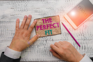 Obraz premium Text sign showing The Perfect Fit. Business photo text Puzzle pieces fitting Good teamwork Connection Integration Hand hold note paper near writing equipment and modern smartphone device