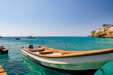Fototapeta na wymiar Boat on the water at Playa Piskado, Curaçao