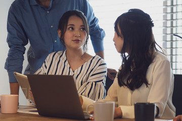 オフィスの若者