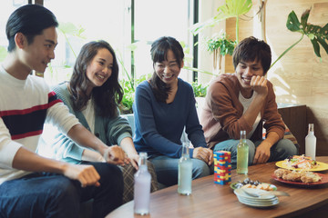 パーティーをする若者