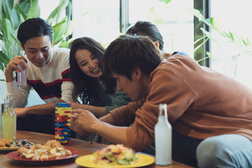 パーティーをする若者