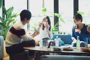 パーティーをする若者