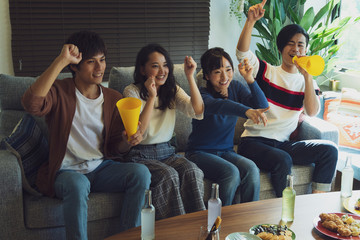 応援する若者グループ