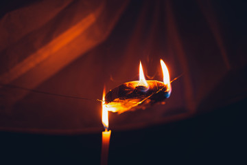 Naklejka premium Lighting candles, lanterns in the sky at night in the Lantern Festival