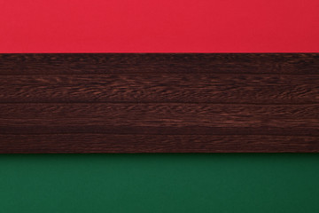 木の板とクリスマスカラーの紙