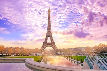  Eiffeltoren bij zonsondergang in Parijs, Frankrijk. Romantische reisachtergrond © MarinadeArt