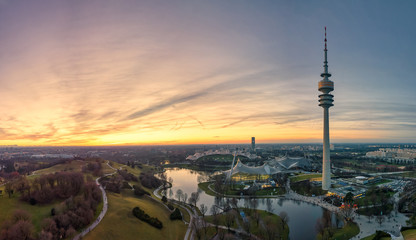 Naklejka premium Monachium z góry - widok na popularny park w centrum.