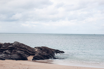 Paisaje de rocas sobre el mar 