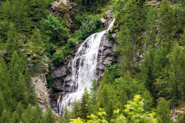Fototapeta na wymiar cascata alpina parco nazionale del gran paradiso