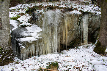 Fototapeta na wymiar Frozen waterfall in forest