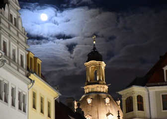 Idyllischer Vollmondhimmel mit Kuppel der Frauenkirche