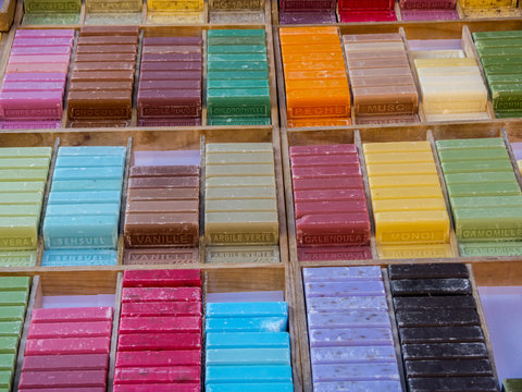 Savons de toutes les couleurs