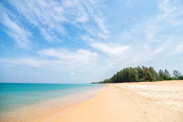 Fototapeta na wymiar beautiful beach and tropical sea On a clear day in Thailand.