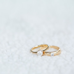 Obraz na płótnie Canvas Diamond wedding rings on white soft wool